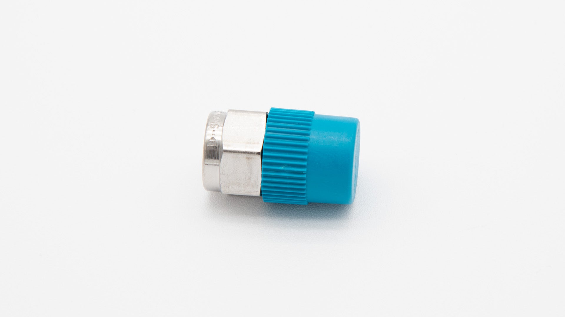Stainless steel pipe plug with plastic cap