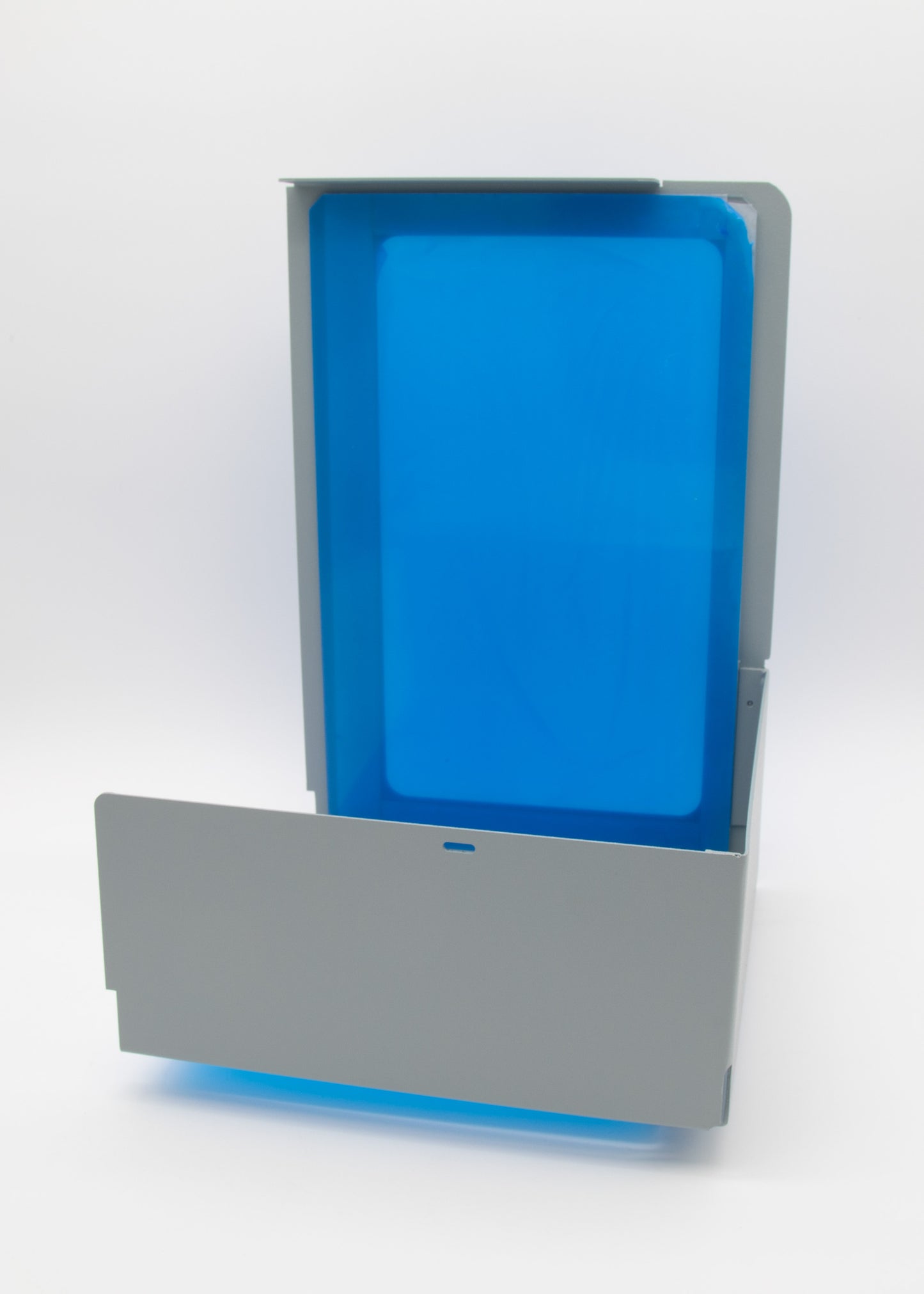 A blue plastic box with a blue cover