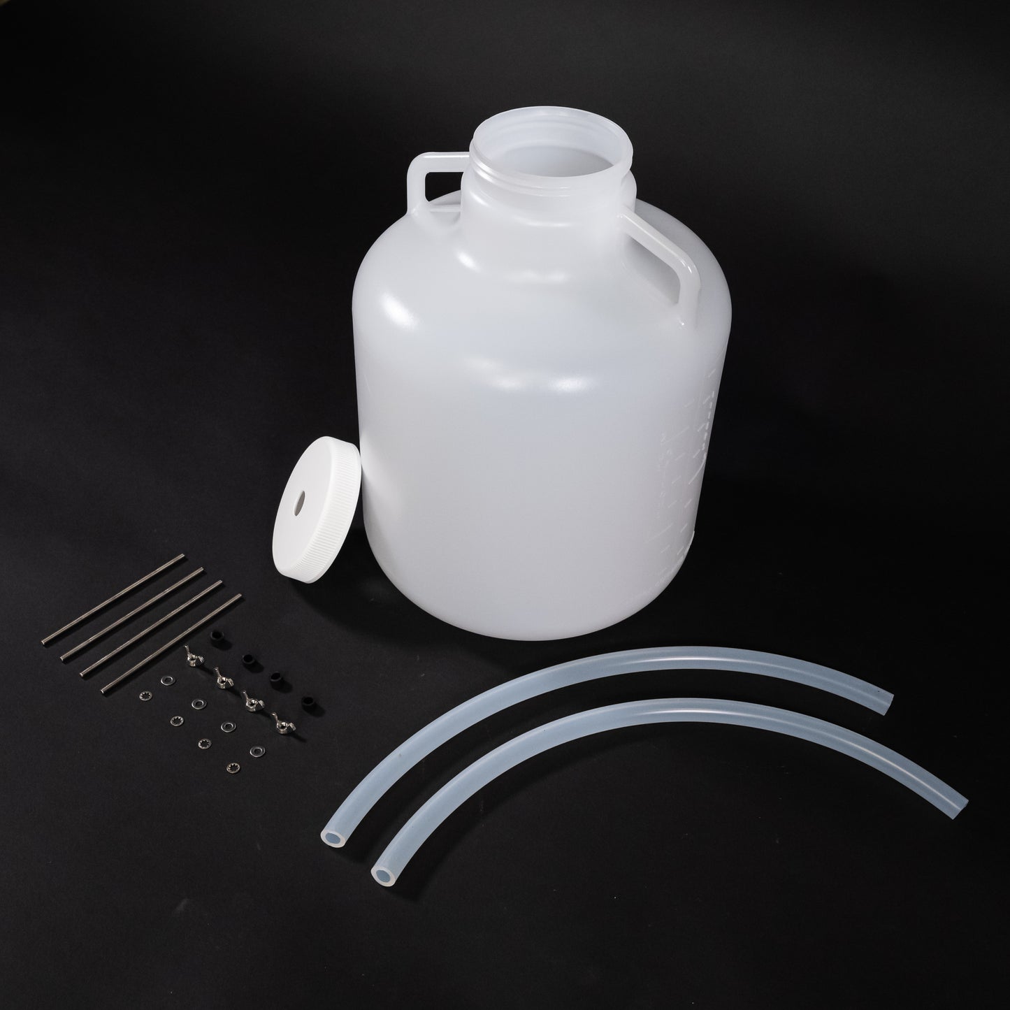 Polyethylene bottle with caps, adapter kit and two discharge tubes. 