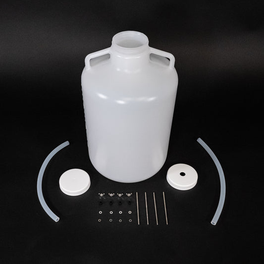 Polyethylene bottle with caps, adapter kit and two discharge tubes.