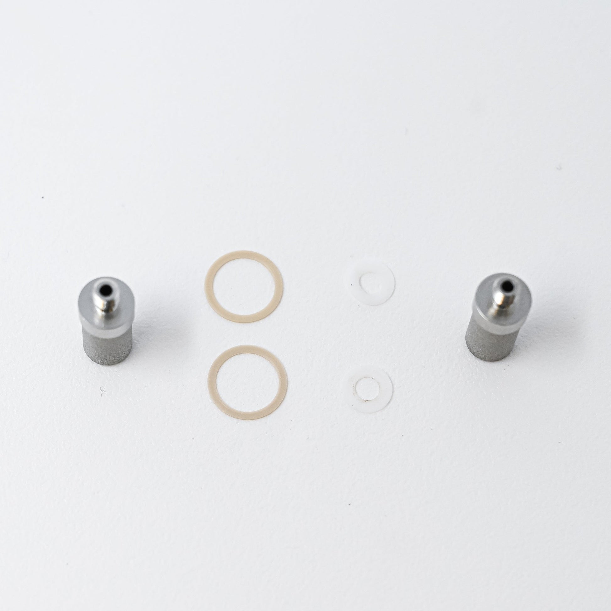 Cylindrical filter elements with o-rings and gaskets.
