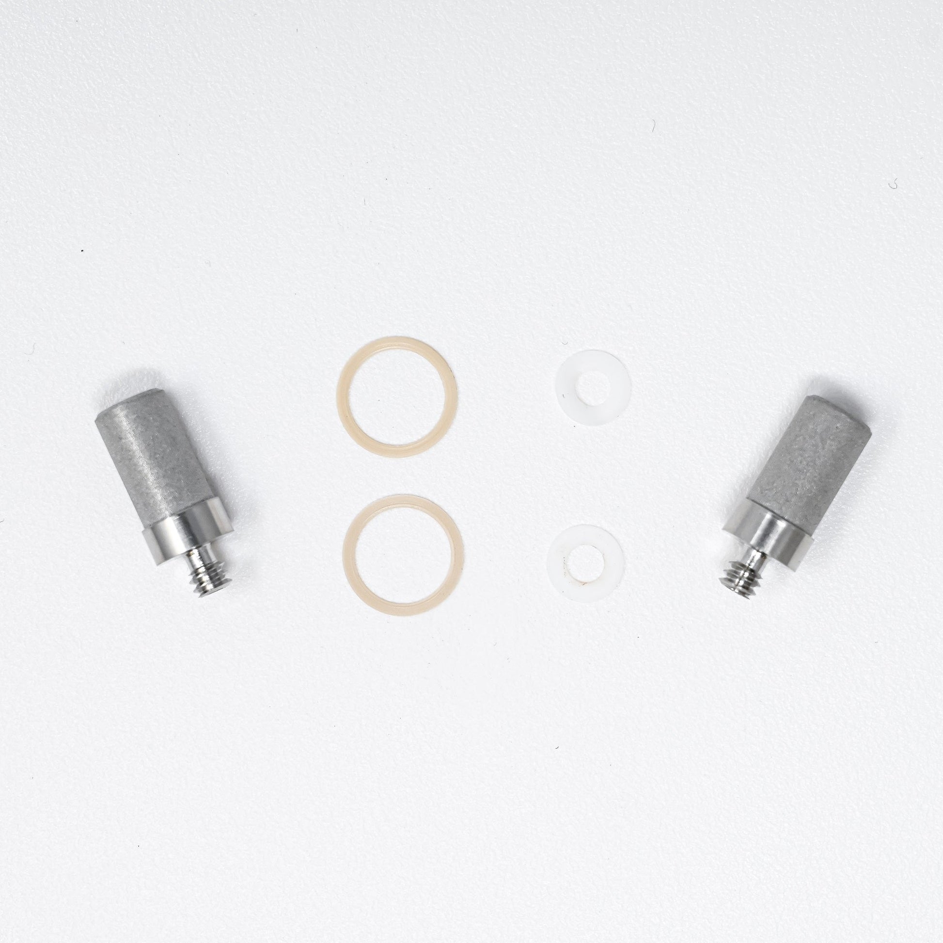 Cylindrical filter elements with o-rings and gaskets.